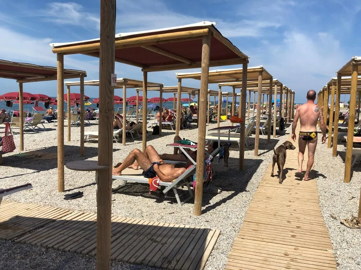 Casa Rosa Villa Cecina  0*, Cecina (Livorno)