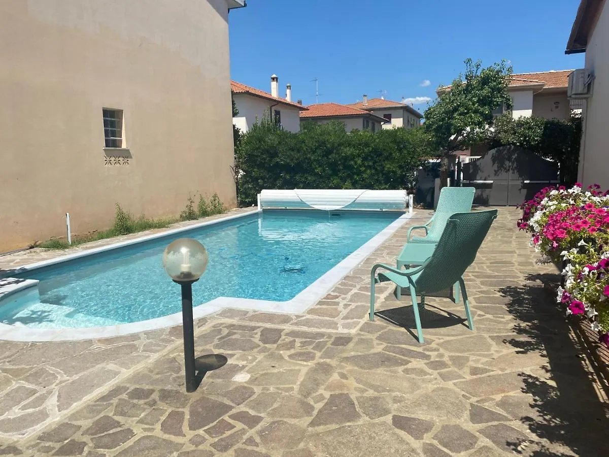 Casa Rosa Villa Cecina  0*, Cecina (Livorno)